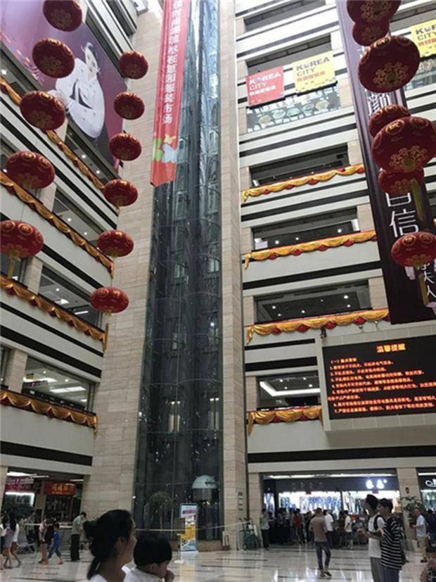 Tiểu tiện bừa bãi trong thang máy, cậu bé 6 tuổi gặp tai nạn thương tâm khi rơi từ tầng 7 xuống đất-1