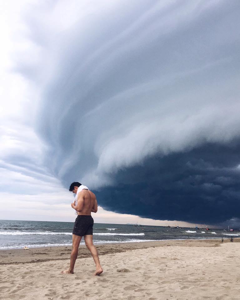 Thực hư đám mây lạ như 'nuốt chửng' biển Sầm Sơn, Thanh Hóa-1