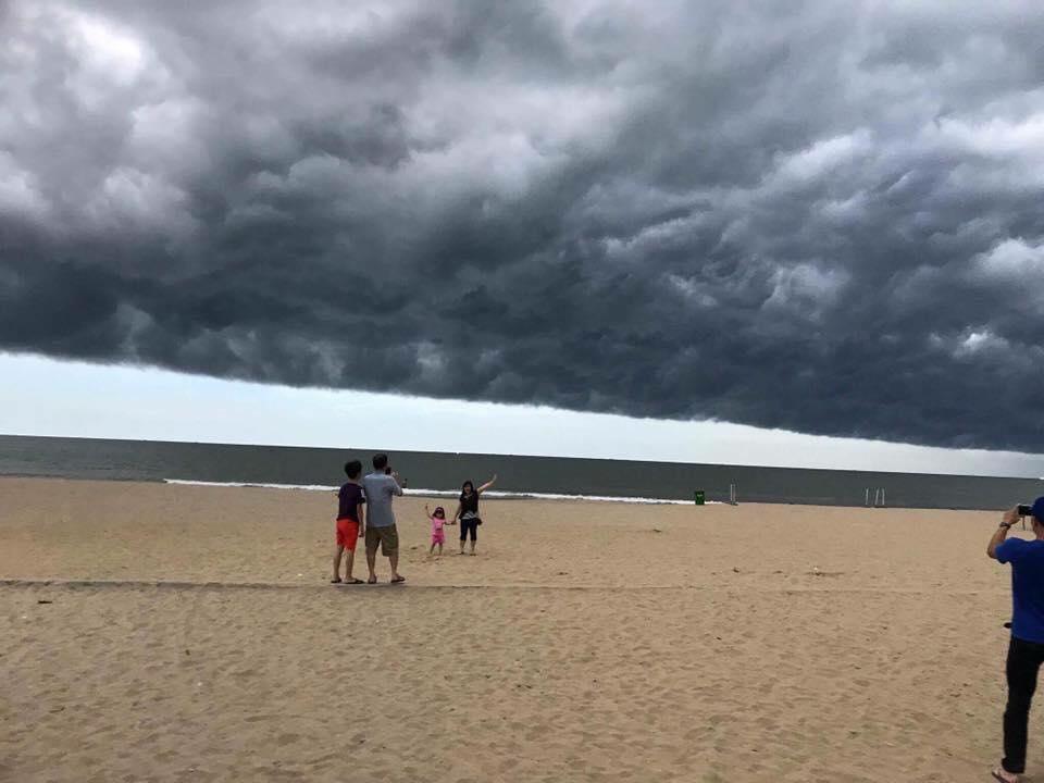 Thực hư đám mây lạ như 'nuốt chửng' biển Sầm Sơn, Thanh Hóa-3