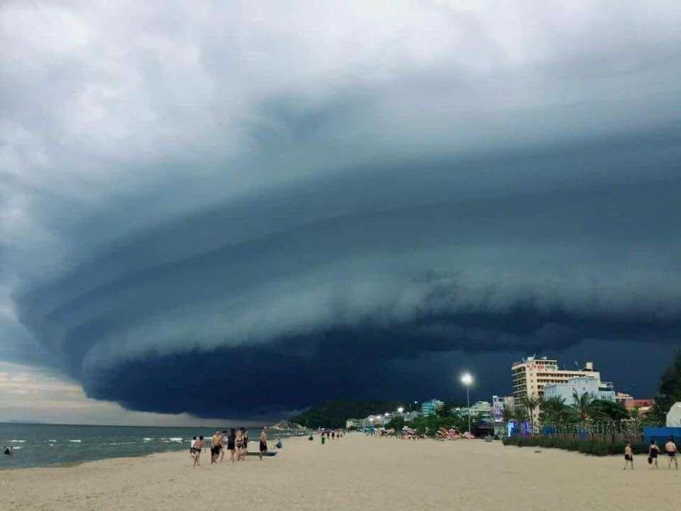 Thực hư đám mây lạ như 'nuốt chửng' biển Sầm Sơn, Thanh Hóa-4