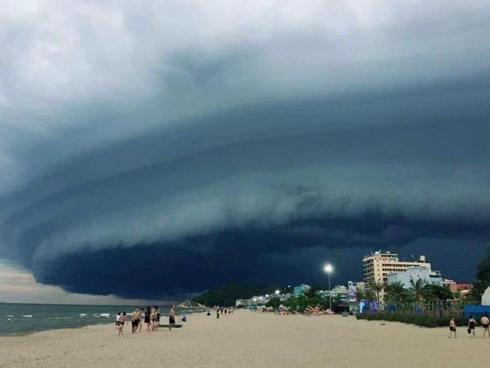 Sự quái lạ của đám mây đen tựa UFO xuất hiện ở Sầm Sơn-3