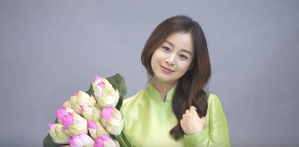 Kim Tae Hee nói 'Xin chào' và khoe bụng bầu trong áo dài truyền thống Việt Nam-5