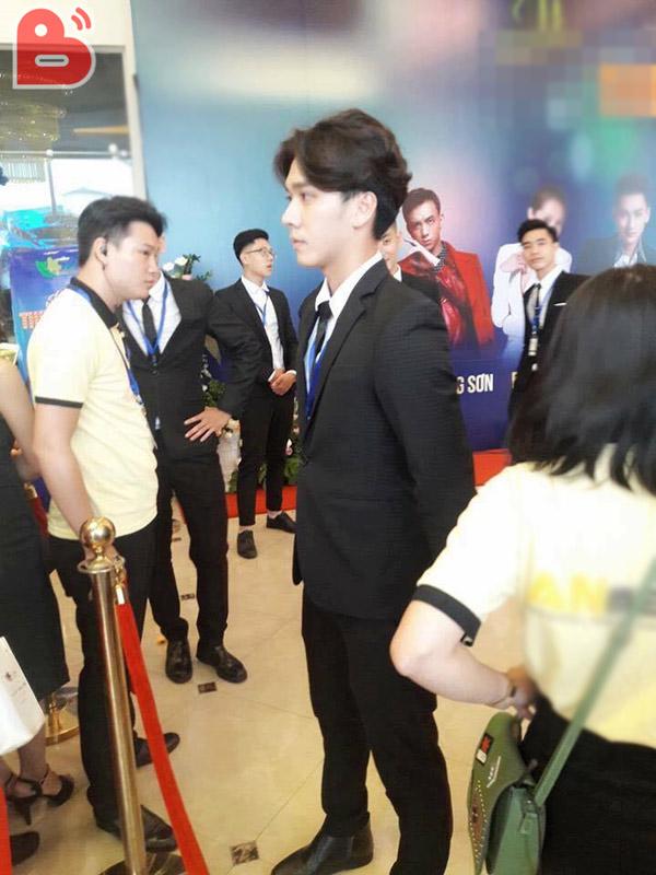 Cận cảnh vẻ đẹp 'chàng bảo vệ' hot nhất Facebook hôm nay và sự thật bất ngờ-1