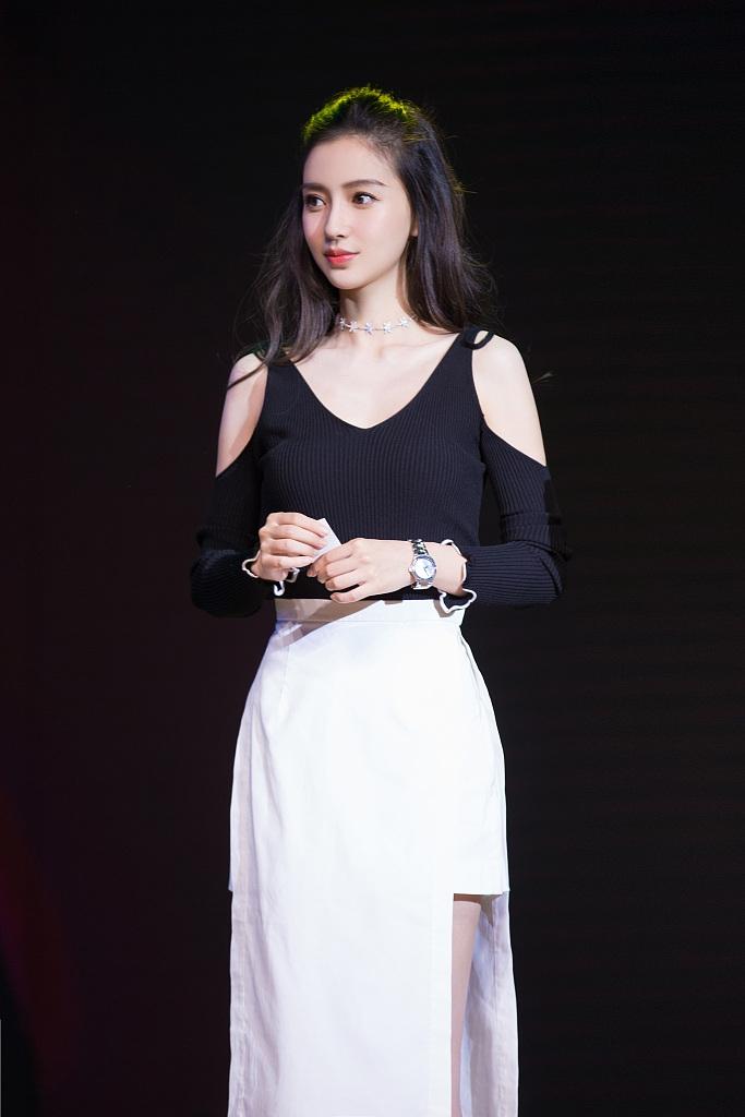 Cư dân mạng nhắn nhủ Angela Baby 'hãy đi sửa lại hàm răng'-1