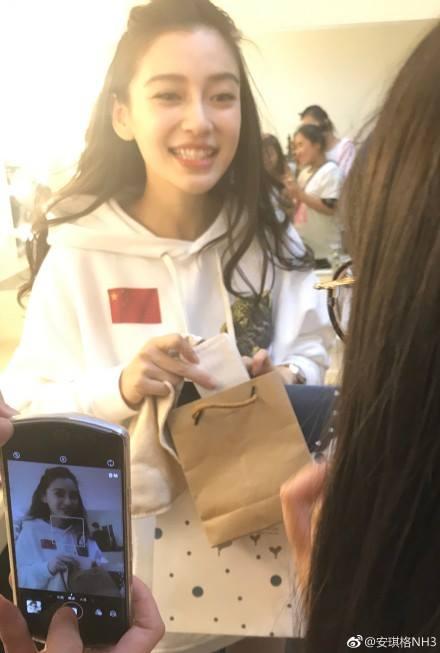 Cư dân mạng nhắn nhủ Angela Baby 'hãy đi sửa lại hàm răng'-12