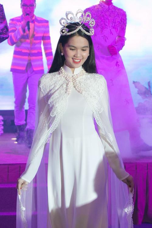 Cũng là áo dài trắng, nào ngờ Ngọc Trinh tóc ngắn lại xinh đẹp bội phần xưa kia-4