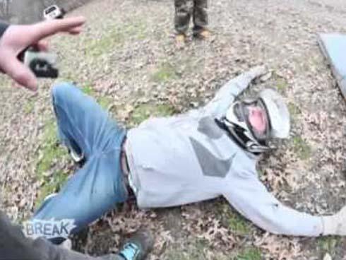 Clip hài: Đừng đùa với 'hội người cao tuổi' nhé!-1