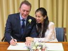 Cô dâu Việt kể chuyện được chồng Anh cầu hôn ở tuổi 37 ngay khi anh vừa rời 'cửa tử'