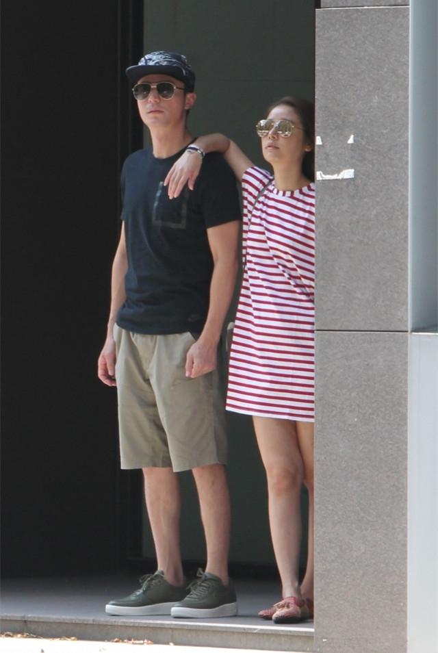 Lâm Tâm Như rạng rỡ nắm tay Hoắc Kiến Hoa dạo phố, lộ vòng 2 to bất thường-2