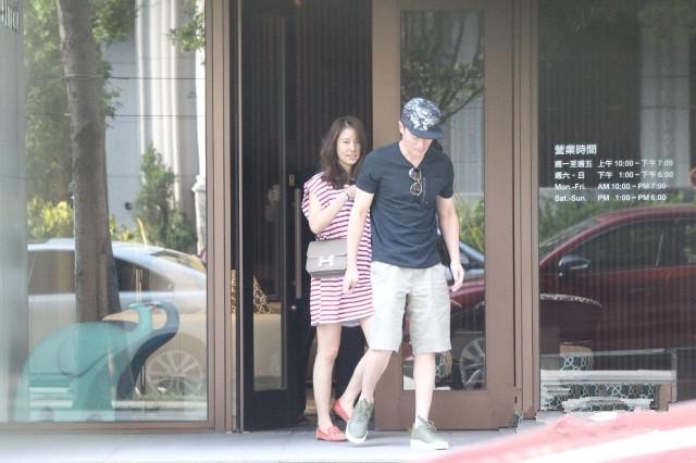 Lâm Tâm Như rạng rỡ nắm tay Hoắc Kiến Hoa dạo phố, lộ vòng 2 to bất thường-5