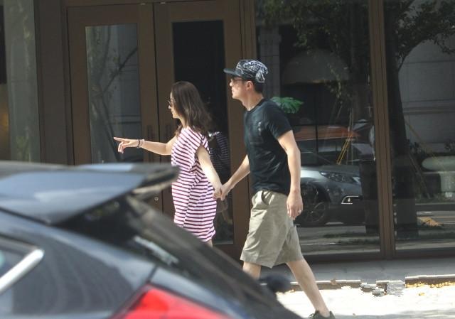 Lâm Tâm Như rạng rỡ nắm tay Hoắc Kiến Hoa dạo phố, lộ vòng 2 to bất thường-6