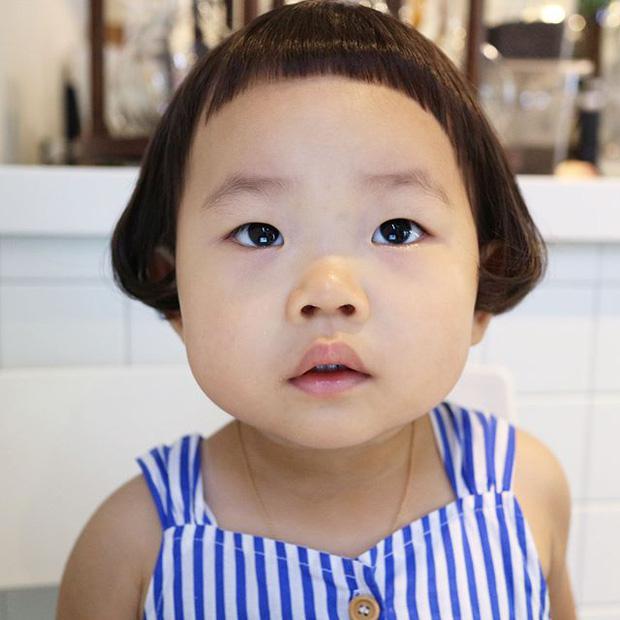 Cô nhóc Hàn Quốc có mái tóc 'gáo dừa' dễ thương đi đâu cũng được xuýt xoa-1