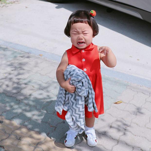Cô nhóc Hàn Quốc có mái tóc 'gáo dừa' dễ thương đi đâu cũng được xuýt xoa-5