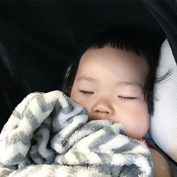 Cô nhóc Hàn Quốc có mái tóc 'gáo dừa' dễ thương đi đâu cũng được xuýt xoa-6