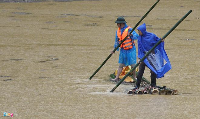 Tìm thấy thi thể bé gái trong gia đình 4 người bị lũ cuốn-1