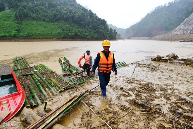 Tìm thấy thi thể bé gái trong gia đình 4 người bị lũ cuốn-2