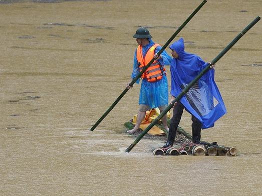 Tàu hỏa chở hơn 100 khách trật bánh ngay trong sân ga-4