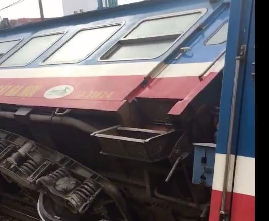 Tàu hỏa chở hơn 100 khách trật bánh ngay trong sân ga-2