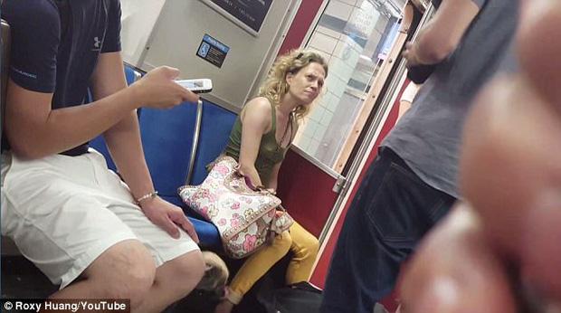 Video cô gái bạo hành, cắn chó cưng trên tàu điện ngầm-1