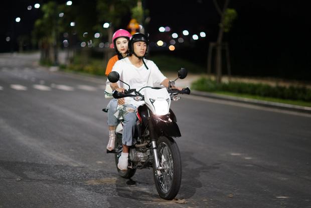 Glee bản Việt: Hết có thai với Hữu Vi, Angela Phương Trinh lại hẹn hò đêm khuya cùng Rocker Nguyễn-1