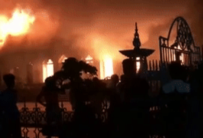 Tin nóng trong ngày 6/8:  Video ghi lại toàn cảnh nhà thờ cổ 130 tuổi cháy rực trong đêm, nghi do chập điện