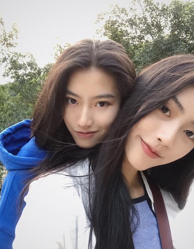 Cặp đôi đồng tính nữ thu hút sự chú ý bởi ngoại hình xinh đẹp hút hồn-1