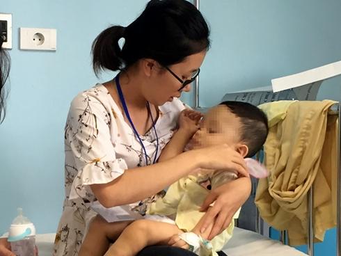 Bé bị bạo hành, bỏ lại bệnh viện phải thở oxy-2