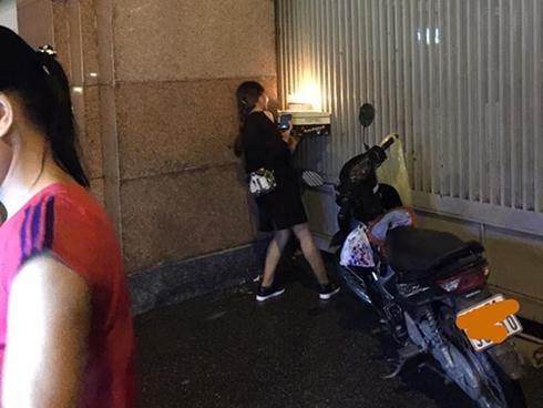 Cô gái tổ chức sinh nhật cho bạn trai qua cánh cổng sắt