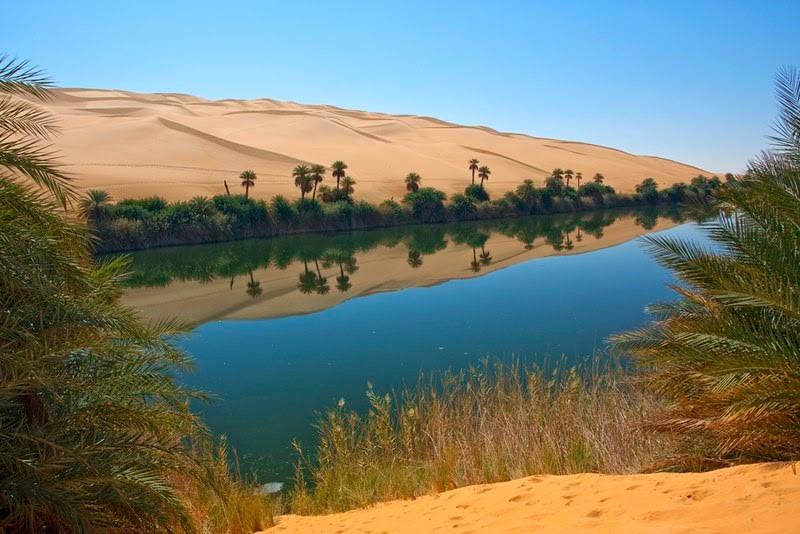 Река оазис. Оазис Убари Ливия. Озеро Убари. Оазис Убари в Египте. Пустыня сахара Оазис.