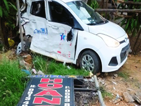 Xe khách hất tung taxi văng xa 20 mét, 1 tài xế tử vong