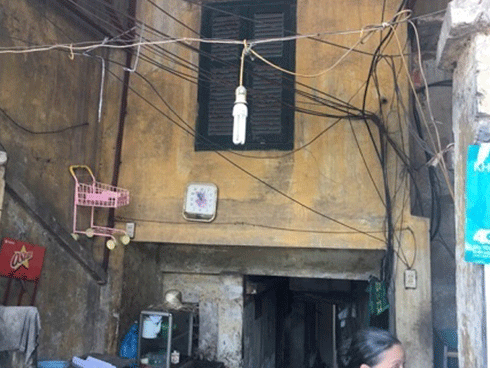 Bé bị bạo hành, bỏ lại bệnh viện: Bà nội muốn thử ADN-2