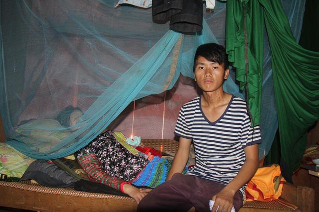 Con chết ngạt trong bụng vì mẹ không thể vượt bùn lầy giữa đường-1