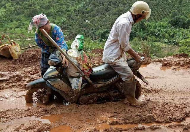 Con chết ngạt trong bụng vì mẹ không thể vượt bùn lầy giữa đường-2