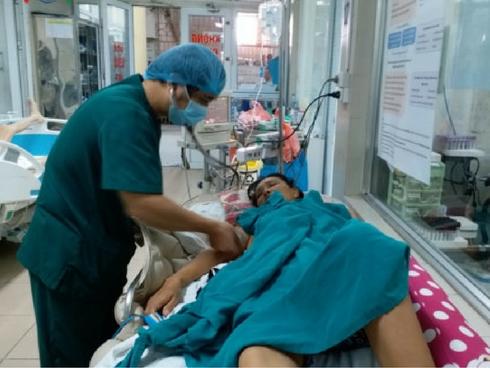 Nhà có người mắc sốt xuất huyết, người còn khỏe cần lưu ý điều gì?-1