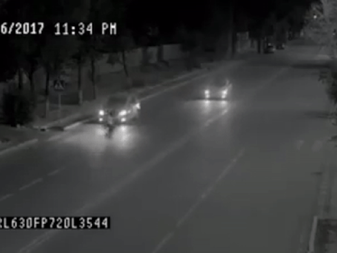 Cô gái trẻ thờ ơ đứng nhìn bé trai bị xe cán ngay trước mặt-2