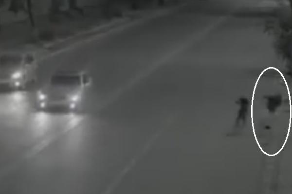 Clip chứng minh 'Super Man' có thật: Cô gái thoát chết trong gang tấc nhờ 'siêu nhân' tới giúp-4