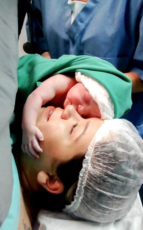 Xúc động giây phút bé sơ sinh vừa chào đời đã ôm chặt mẹ hôn lấy hôn để-1