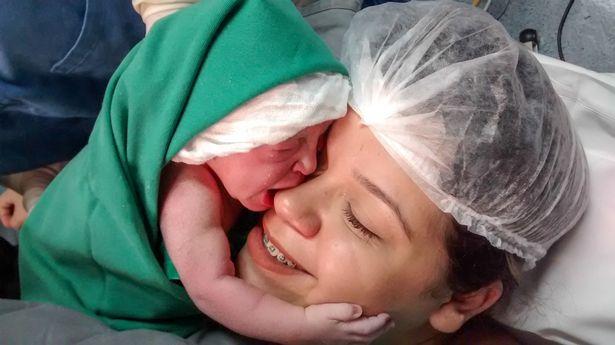 Xúc động giây phút bé sơ sinh vừa chào đời đã ôm chặt mẹ hôn lấy hôn để-2