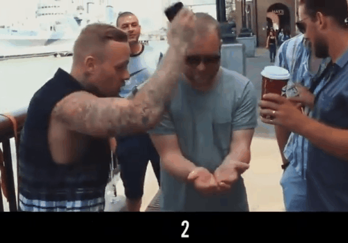 Cười đau ruột với màn ảo thuật lỡ tay ném iPhone xuống sông