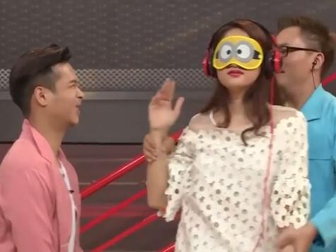 Hương Giang bịt mắt 'giải mã cơ thể' khiến khán giả không nhịn nổi cười