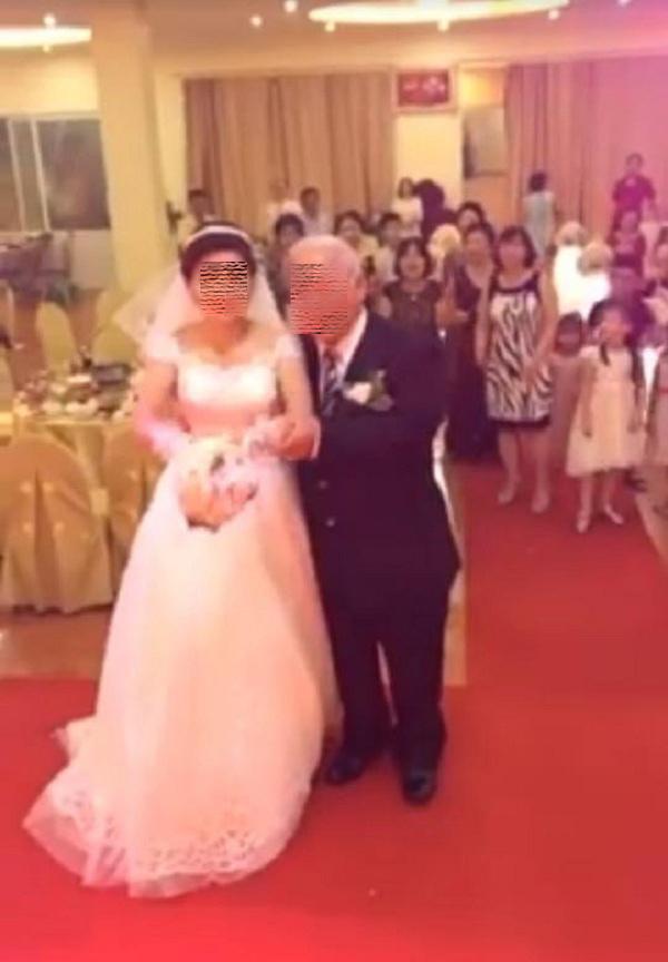 Cô dâu trẻ sánh bước bên chồng đầu tóc bạc phơ ở Hải Phòng gây xôn xao-2