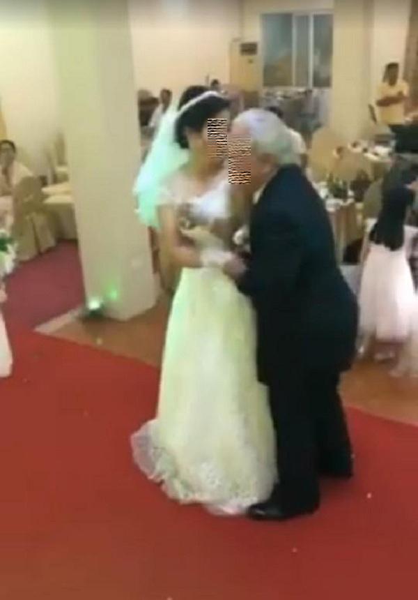 Cô dâu trẻ sánh bước bên chồng đầu tóc bạc phơ ở Hải Phòng gây xôn xao-3