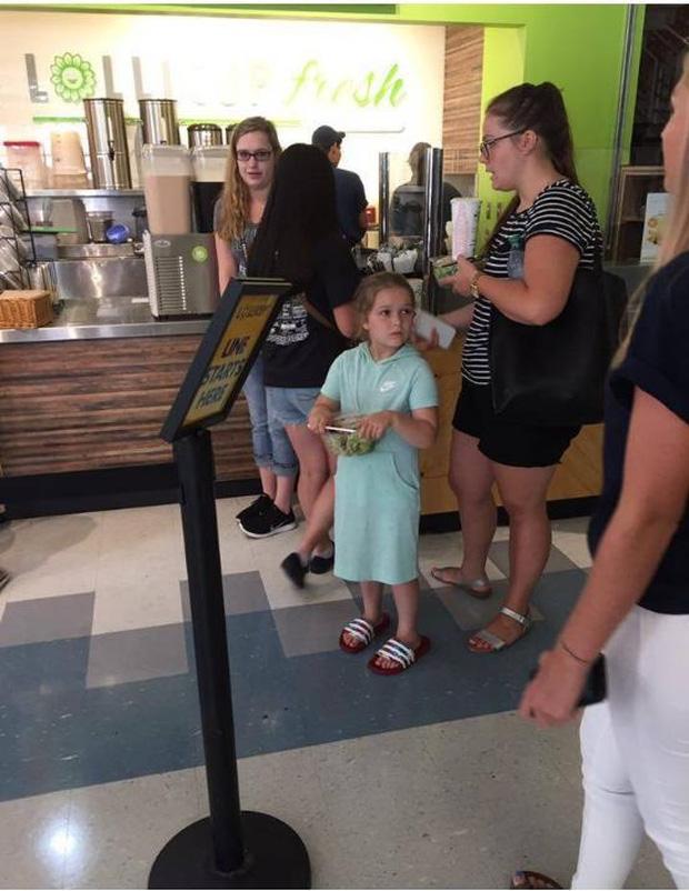 Harper Beckham xuất hiện phúng phính đáng yêu khi đi ăn cùng gia đình-2