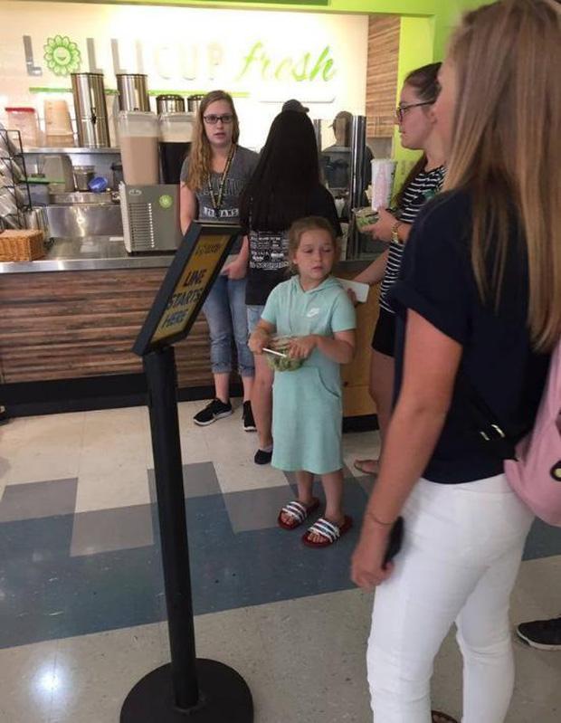 Harper Beckham xuất hiện phúng phính đáng yêu khi đi ăn cùng gia đình-3