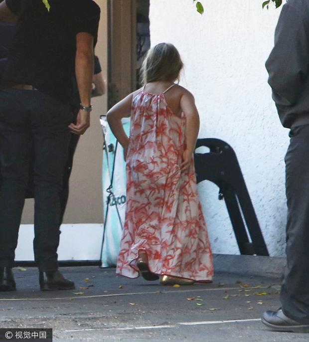 Harper Beckham xuất hiện phúng phính đáng yêu khi đi ăn cùng gia đình-6
