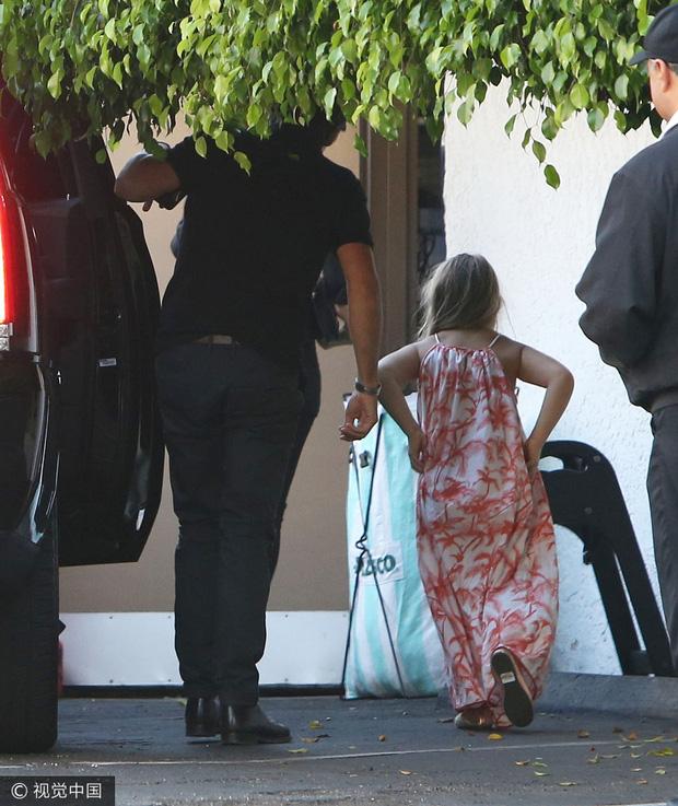 Harper Beckham xuất hiện phúng phính đáng yêu khi đi ăn cùng gia đình-8