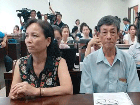 Bé bị bạo hành, bỏ lại bệnh viện: Bà nội muốn thử ADN