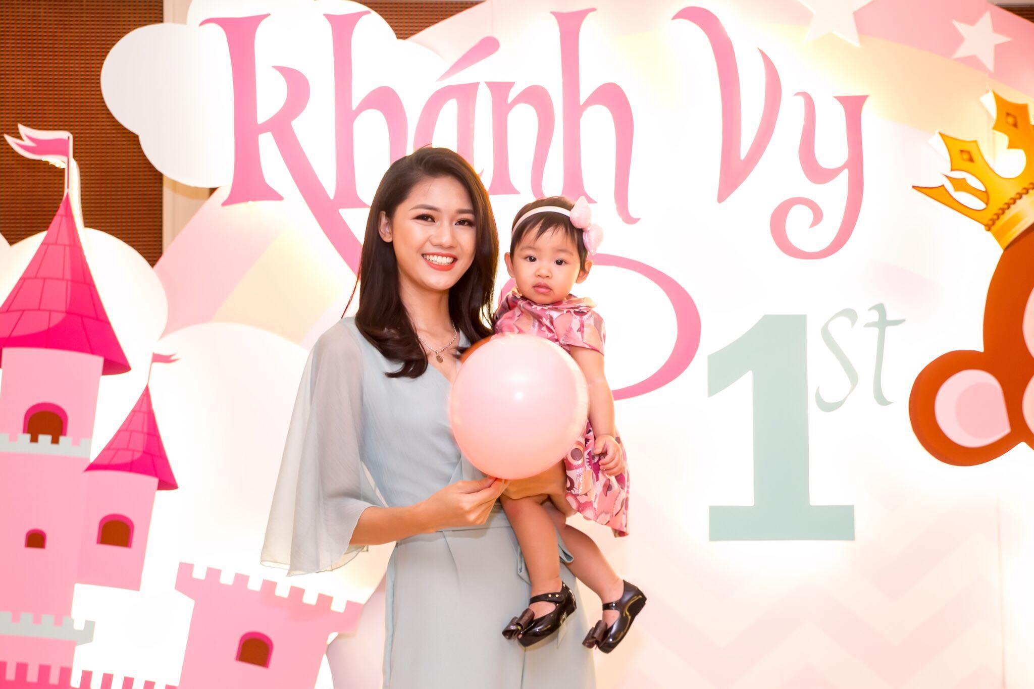 Tin sao Việt 7/8: Thu Trang chụp hình 'bá đạo' - Tăng Thanh Hà hóa thôn nữ-11