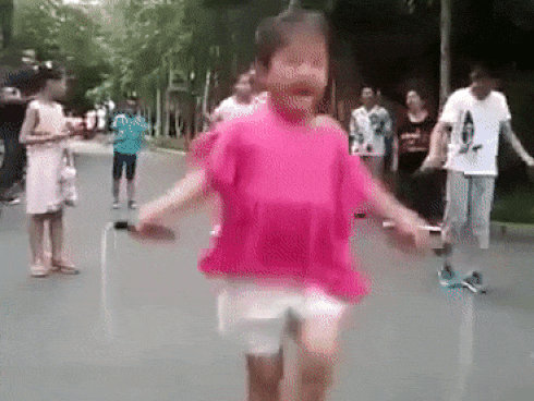 'Chóng mặt' trước màn nhảy dây có 1 - 0 - 2 của bé gái 5 tuổi