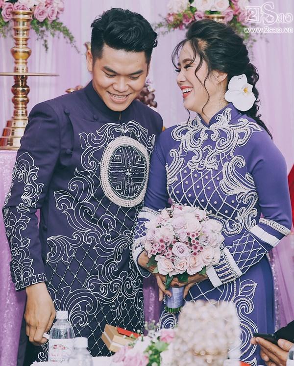 Sau màn trao nhẫn, chú rể ân cần lau mồ hôi cho cô dâu-6